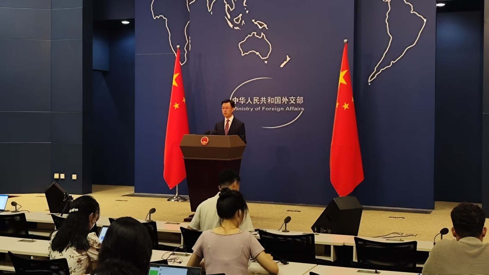 英国将投入8亿美元调查中国“间谍活动”?外交部回应 英国将投入8亿美元调查中国“间谍活动”?外交部回应