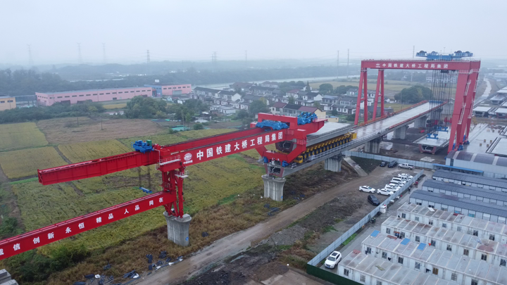 北沿江高铁广陵制梁场首榀箱梁成功架设 北沿江高铁广陵制梁场首榀箱梁成功架设