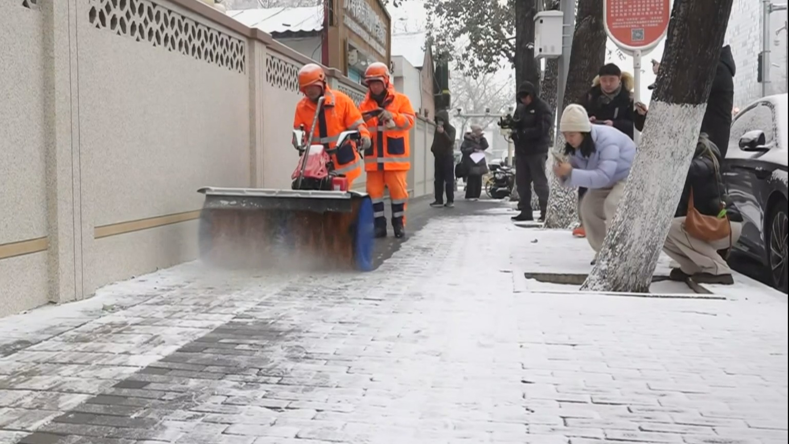 本市全力应对入冬首场明显降雪 市城市管理委部署全市扫雪铲冰工作 本市全力应对入冬首场明显降雪 市城市管理委部署全市扫雪铲冰工作