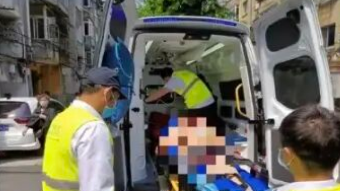 男子天天来吃面一天没来，店主报警，民警、消防等进门后发现：男子瘫倒在床上，浑身无力意识微弱，紧急送医