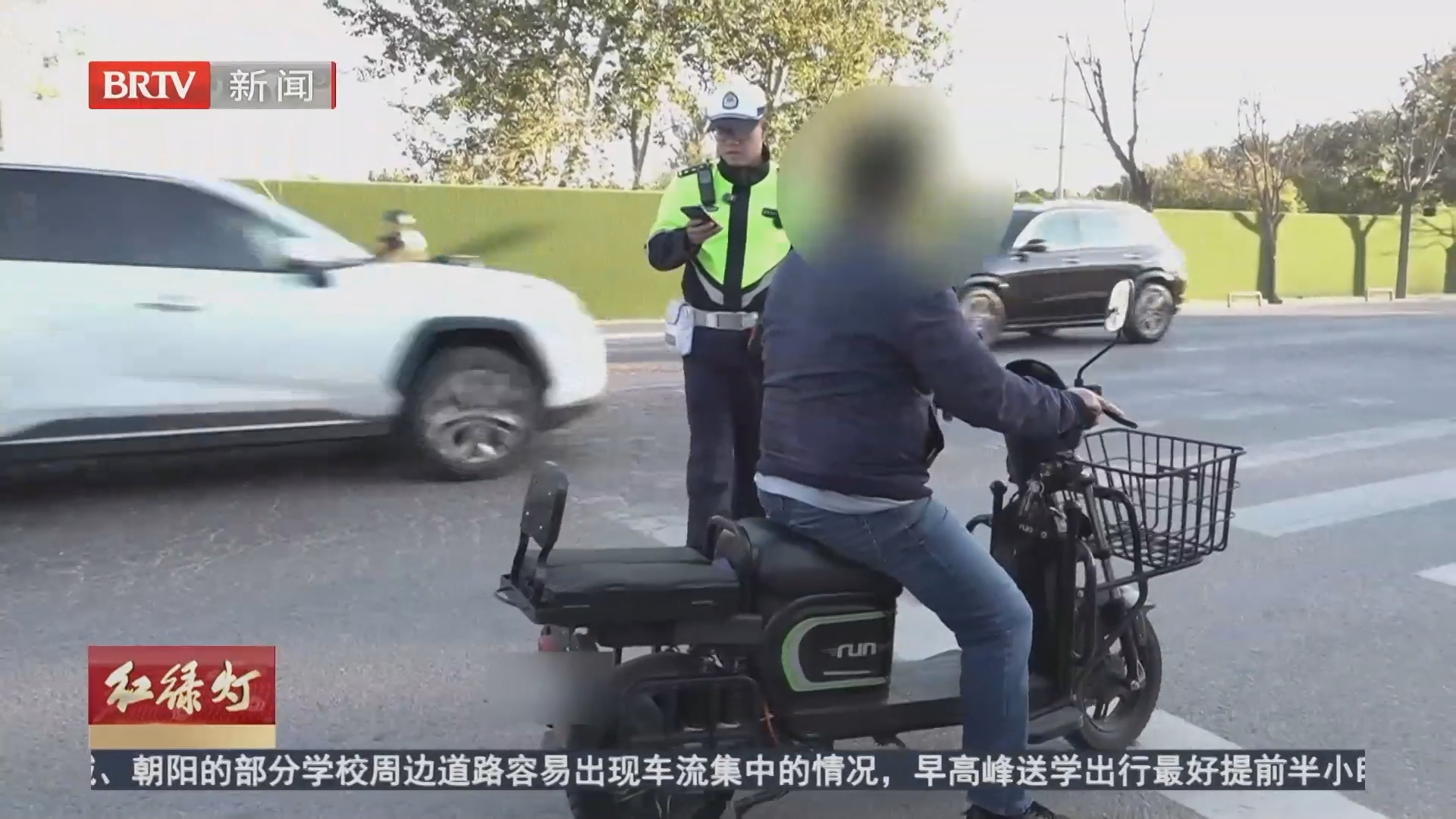 不戴头盔违规载人 骑行安全不能大意