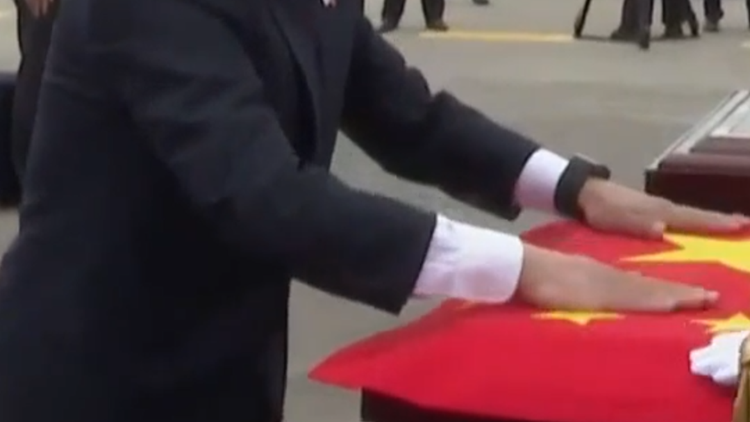 中国驻韩国大使戴兵为烈士遗骸棺椁覆盖国旗 中国驻韩国大使戴兵为烈士遗骸棺椁覆盖国旗