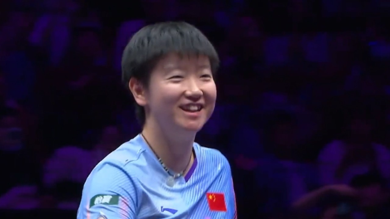 孙颖莎3-0完胜迪亚兹晋级WTT重庆冠军赛八强，赛后满意发挥秀英文超萌