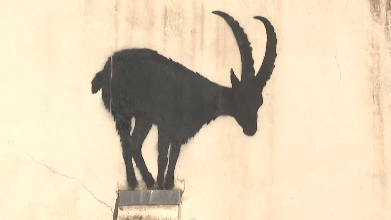 班克斯新涂鸦亮相伦敦街头 作品象征意义众说纷纭