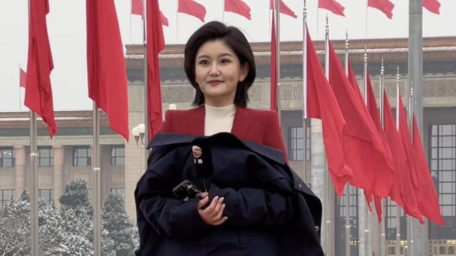 天安门广场上记者“林”立，梯子、反光板统统上阵