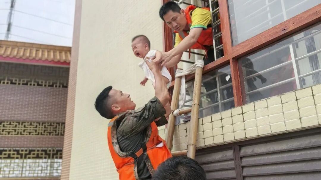 抗洪一线“那抹红”，时刻立在最前沿……