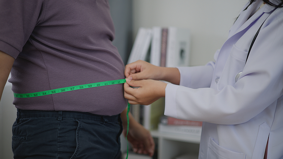 张文宏“补刀”记者大肚子!国家喊你减肥—— 张文宏“补刀”记者大肚子!国家喊你减肥——