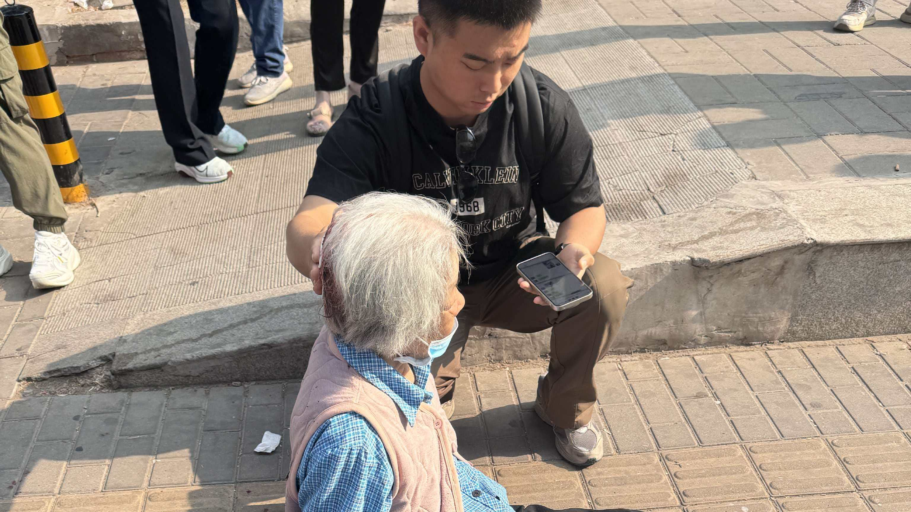 “这小伙儿挺难得！”军人来京休假，喜提一面锦旗