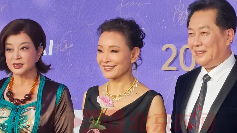 第38届大众电影百花奖红毯上，唐国强、陈冲、刘晓庆同框并合影