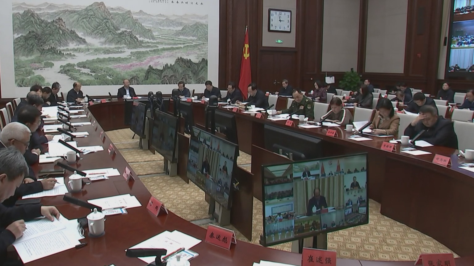 市委理论学习中心组开展专题辅导和交流研讨