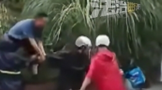 成都遭特大暴雨侵袭，外卖小哥舍命护车险被冲走