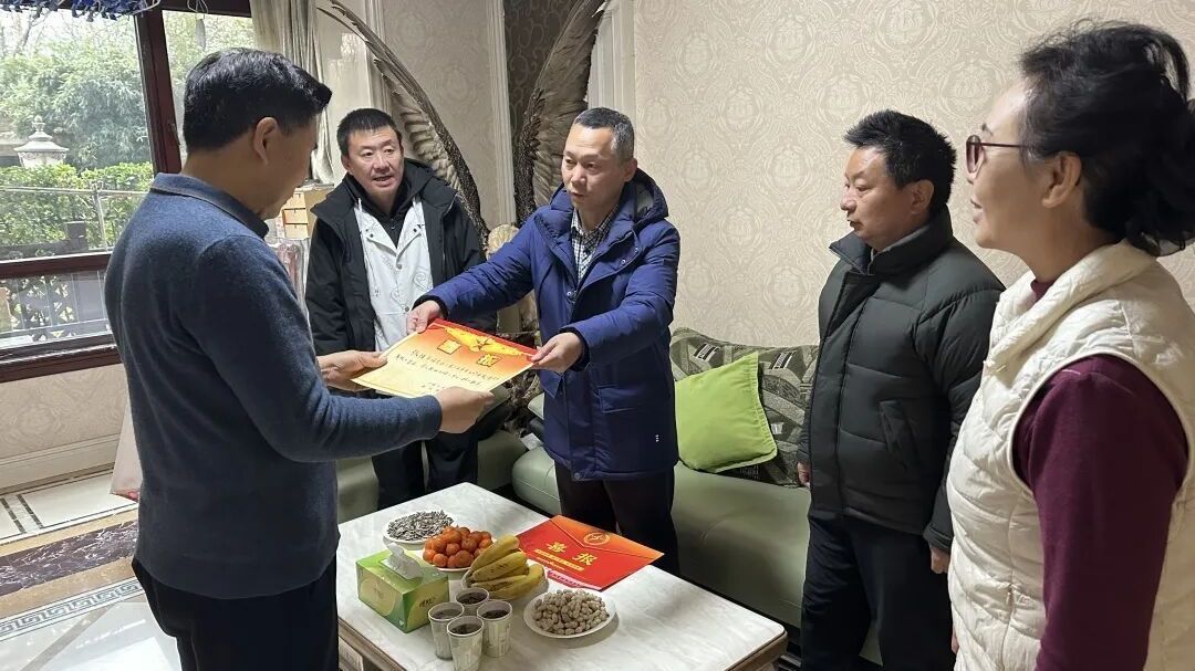 尊崇之光，温暖送达！太阳宫地区为立功受奖军人家庭送去喜报