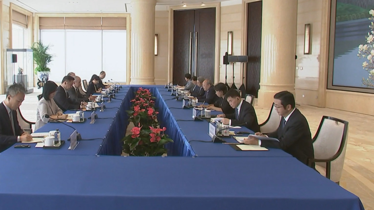 尹力会见瑞士诺华集团董事会主席