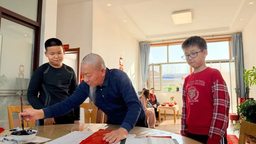 新春走基层丨墨润新春,他把村民心愿写进春联 新春走基层丨墨润新春,他把村民心愿写进春联