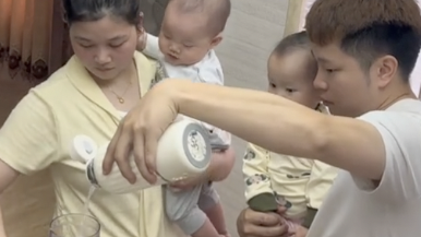 奶爸奶妈给双胞胎冲奶默契配合满分