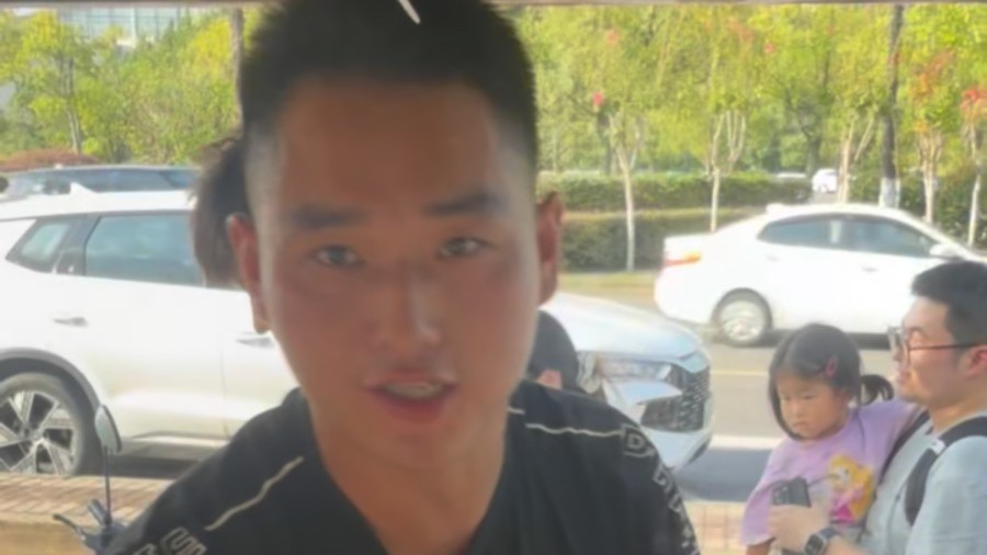 “鸡排哥”走红后周围商户:不眼红 真诚和实力才是长久之道 “鸡排哥”走红后周围商户:不眼红 真诚和实力才是长久之道