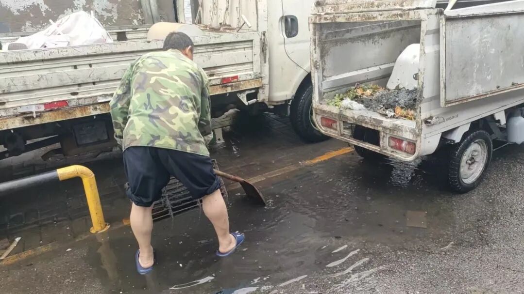 大雨突袭！ 安定门街道快速处置积水险情
