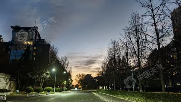 阵风7至8级!今明北京强降温 气温或连创下半年来新低 阵风7至8级!今明北京强降温 气温或连创下半年来新低