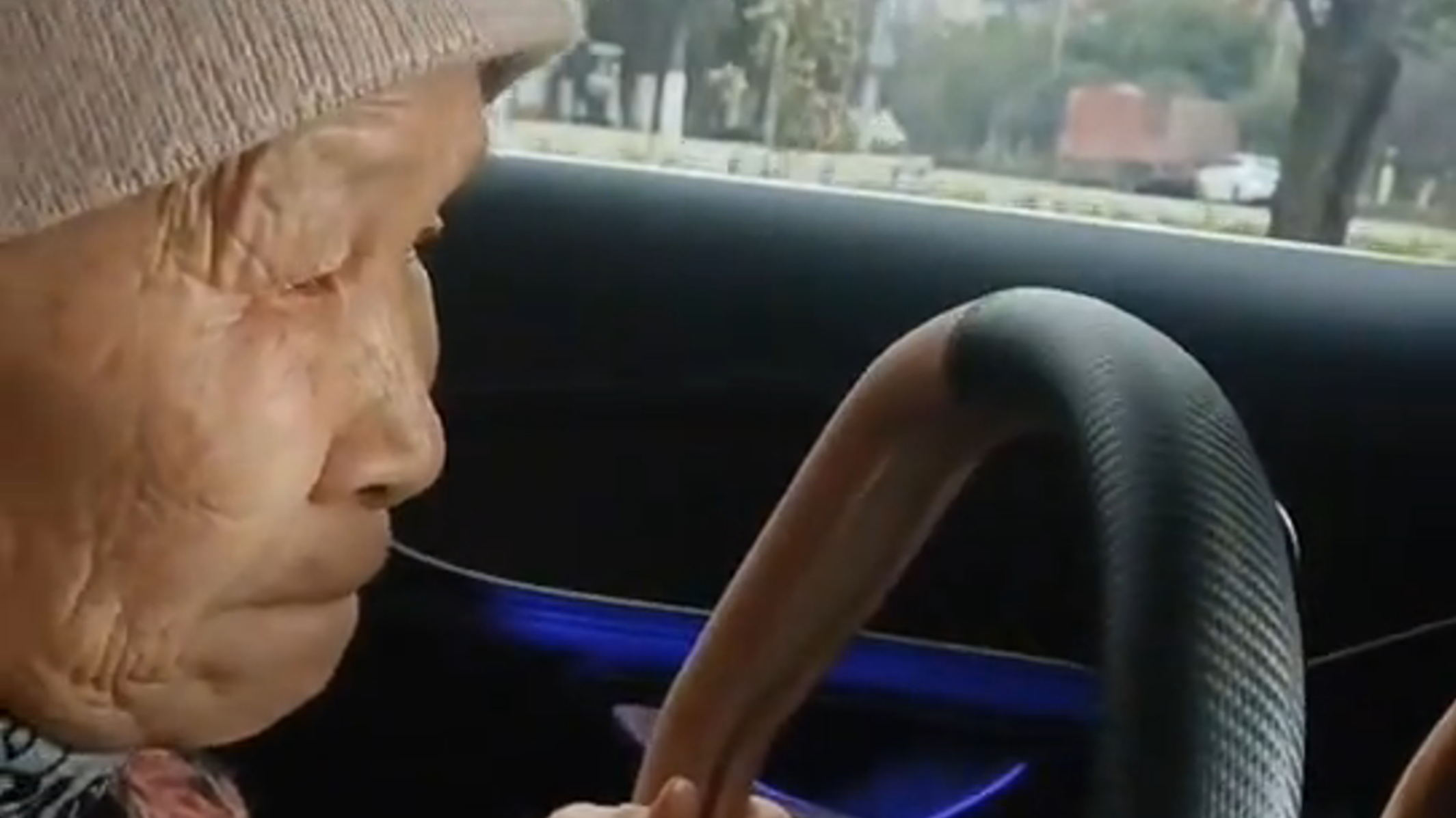 七旬老人坐车晕车家人出妙招,让老人在后座持方向盘套“开车” 七旬老人坐车晕车家人出妙招,让老人在后座持方向盘套“开车”