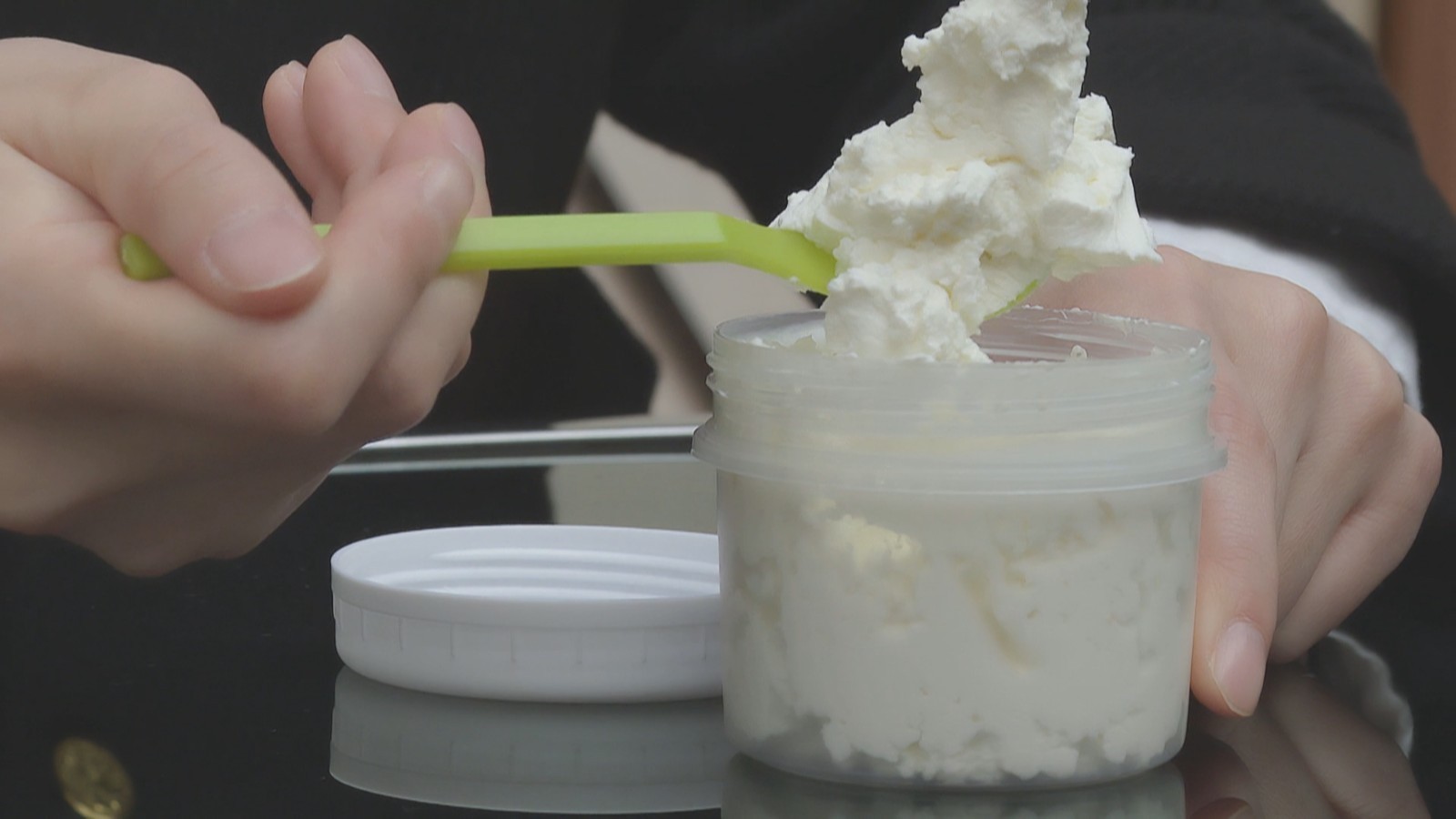 “干噎酸奶”风靡网络 食用需谨慎 “干噎酸奶”风靡网络 食用需谨慎