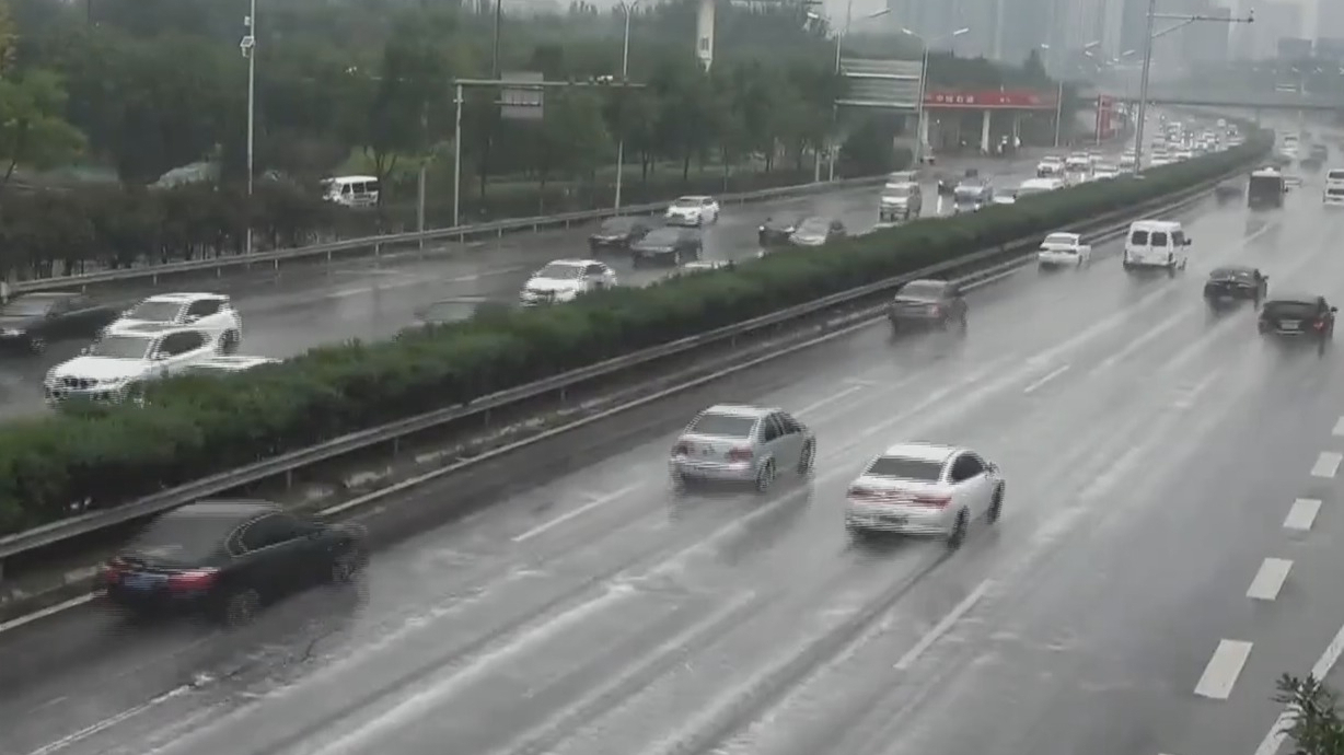 雨天行车易失控 专家教你如何稳住方向盘