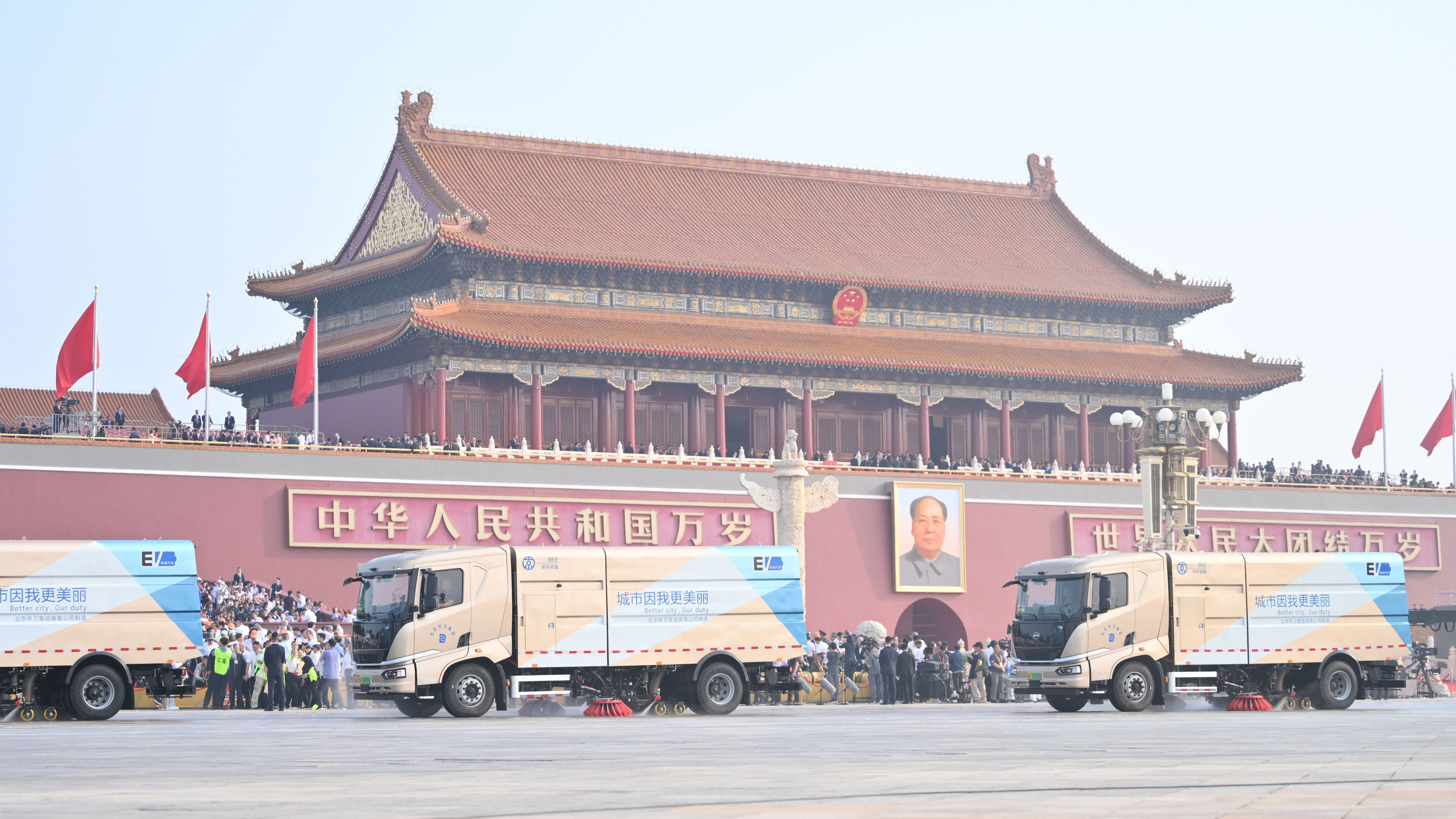 “九三阅兵款”洗扫车已在北京主要城市道路投用