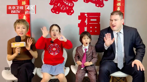 张踩铃一家整装出发 全家总动员 唱响马年 大年初一19:30 关注#北京台春晚 张踩铃一家整装出发 全家总动员 唱响马年 大年初一19:30 关注#北京台春晚