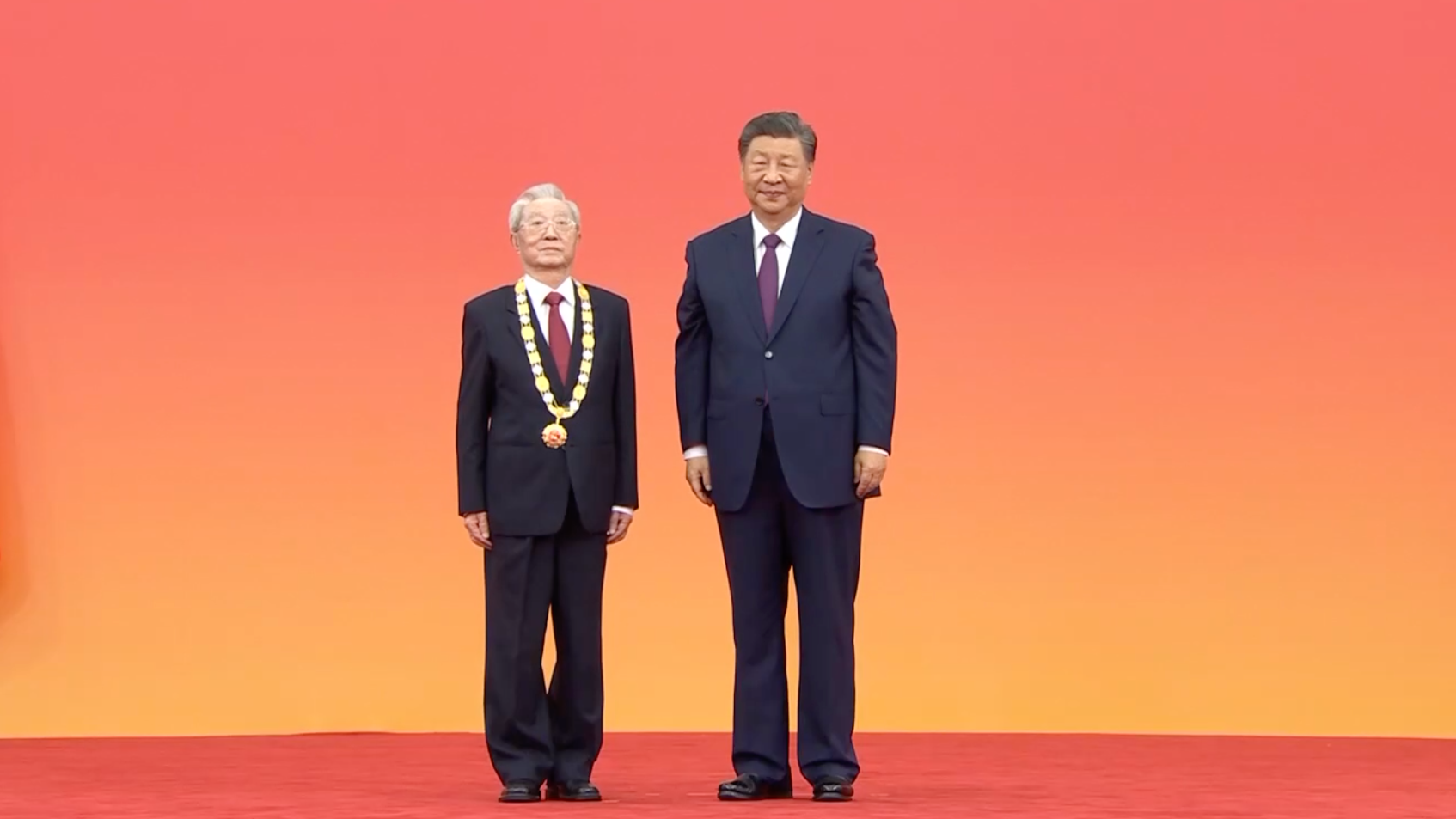 独家视频丨习近平向张晋藩颁授“人民教育家”国家荣誉称号奖章 独家视频丨习近平向张晋藩颁授“人民教育家”国家荣誉称号奖章