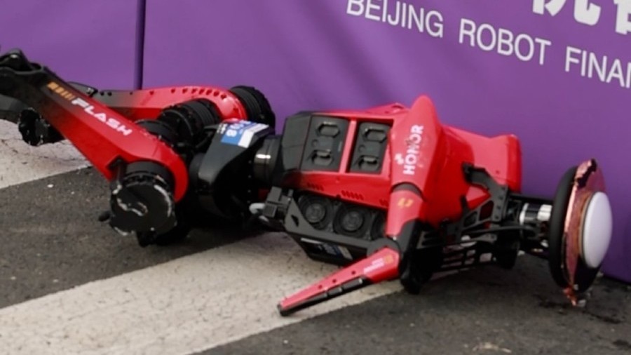 “怎么感觉有点晕?”机器人选手“闪电”率先冲线完赛后摔倒! “怎么感觉有点晕?”机器人选手“闪电”率先冲线完赛后摔倒!
