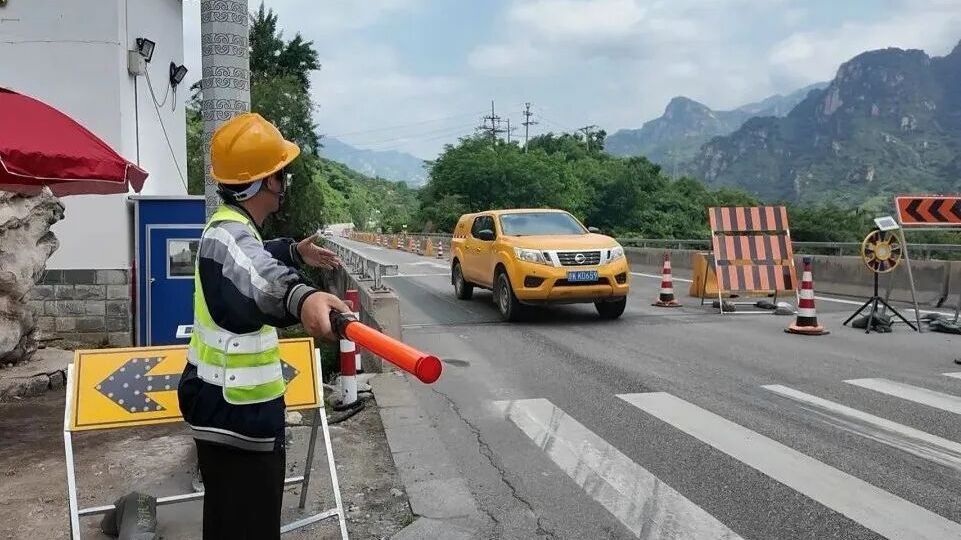 加装交通标识疏解导行拥堵，国道111提级改建加速推进