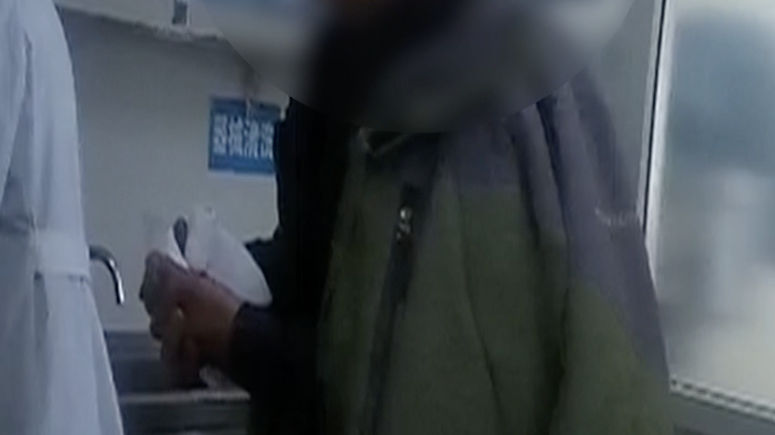 男子手指被电锯锯伤血流不止 20公里14分钟民警开警车送伤者就医