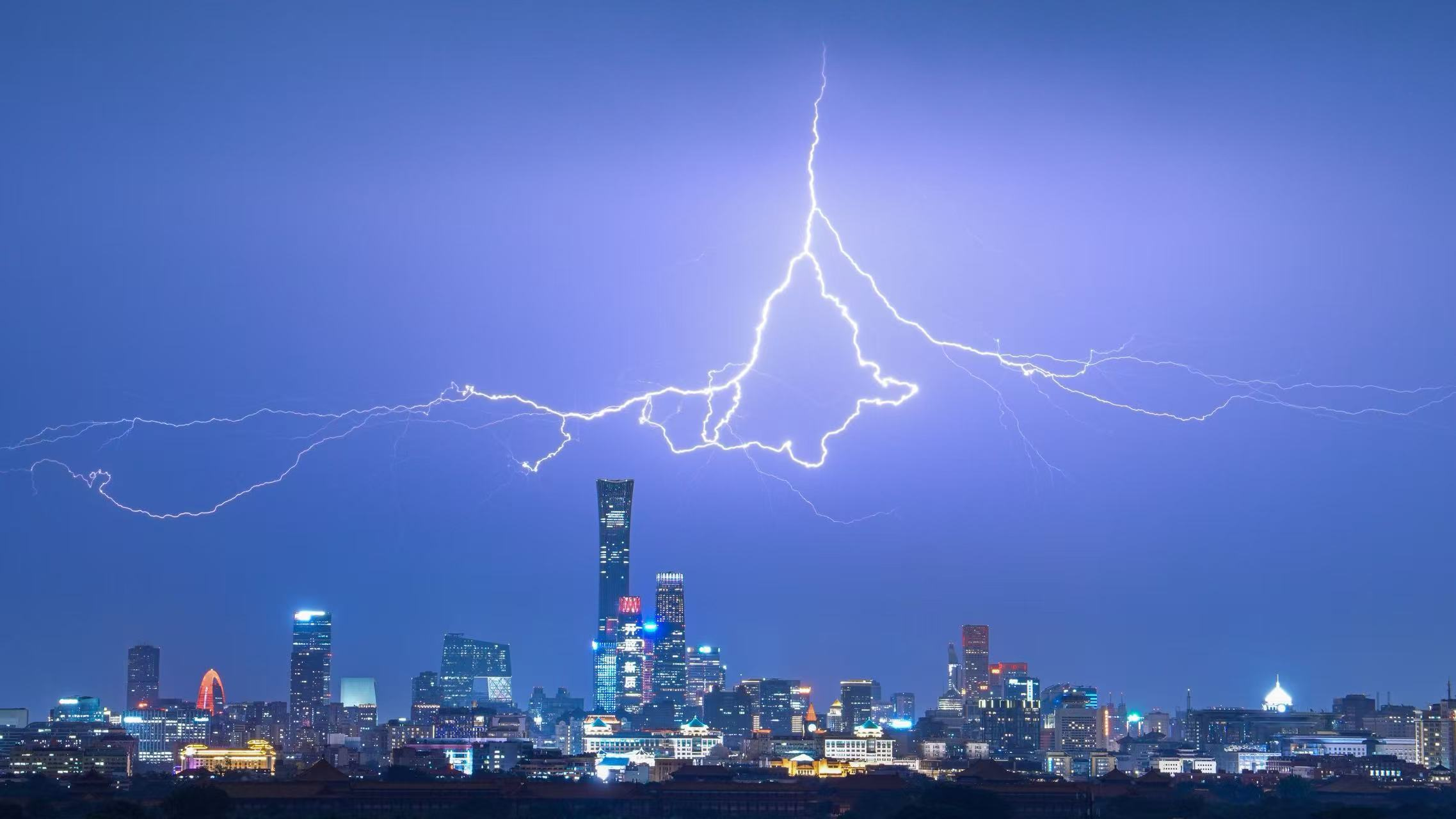 北京电闪雷鸣、大雨如注,多图直击 北京电闪雷鸣、大雨如注,多图直击