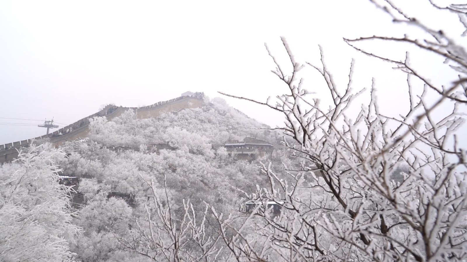 北京迎来降雪 八达岭长城银装素裹美如画！