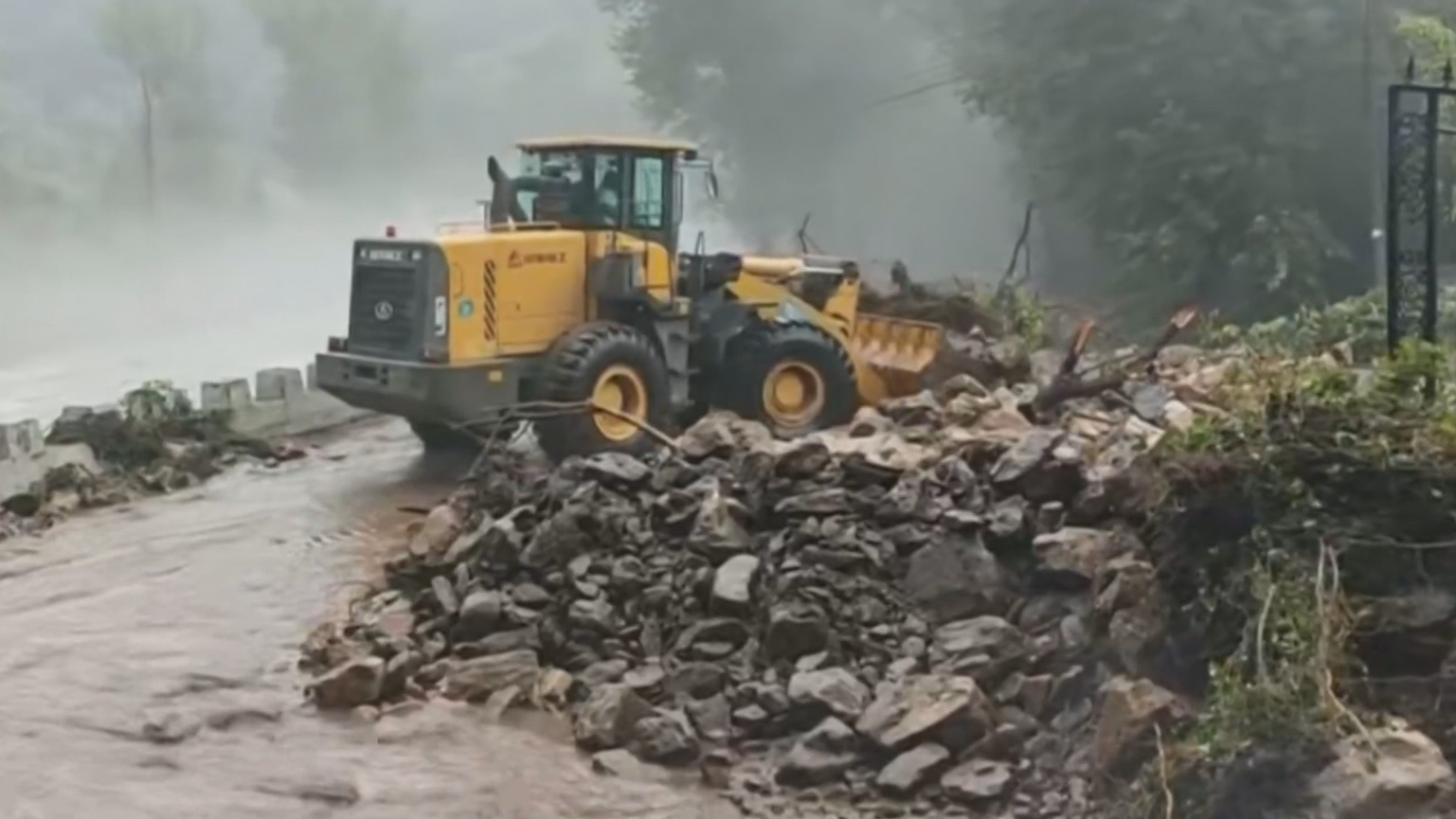 风雨最前线丨应对降雨 北京全面展开公路巡查与抢险