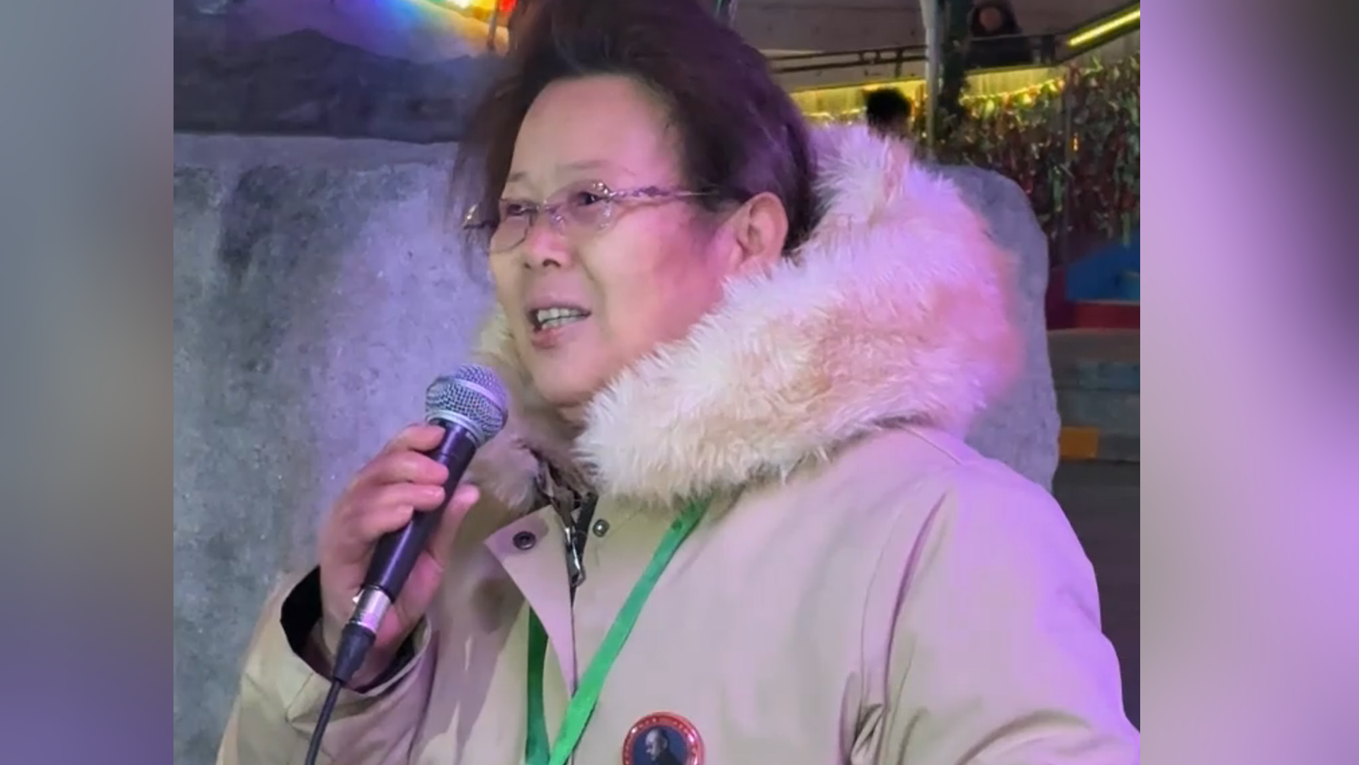 看完刀郎演唱会，刀迷意犹未尽，在场馆外唱起经典歌曲无比陶醉