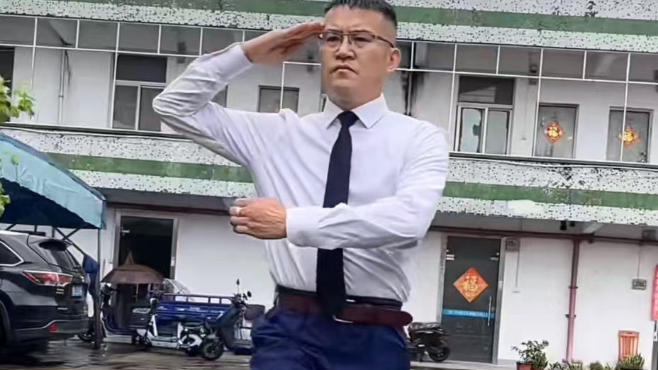 退伍不褪色！老仪仗兵头顶水杯迈出笔直步伐