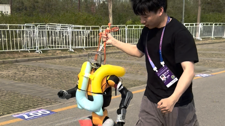 工程师从“技术宅”被迫成为“私教”每天陪跑20公里