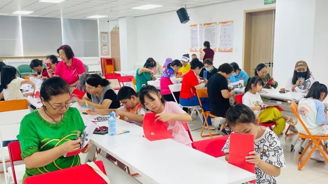 史各庄街道开展非遗体验活动:居民亲手触碰历史,共绘传统文化新色彩 史各庄街道开展非遗体验活动:居民亲手触碰历史,共绘传统文化新色彩