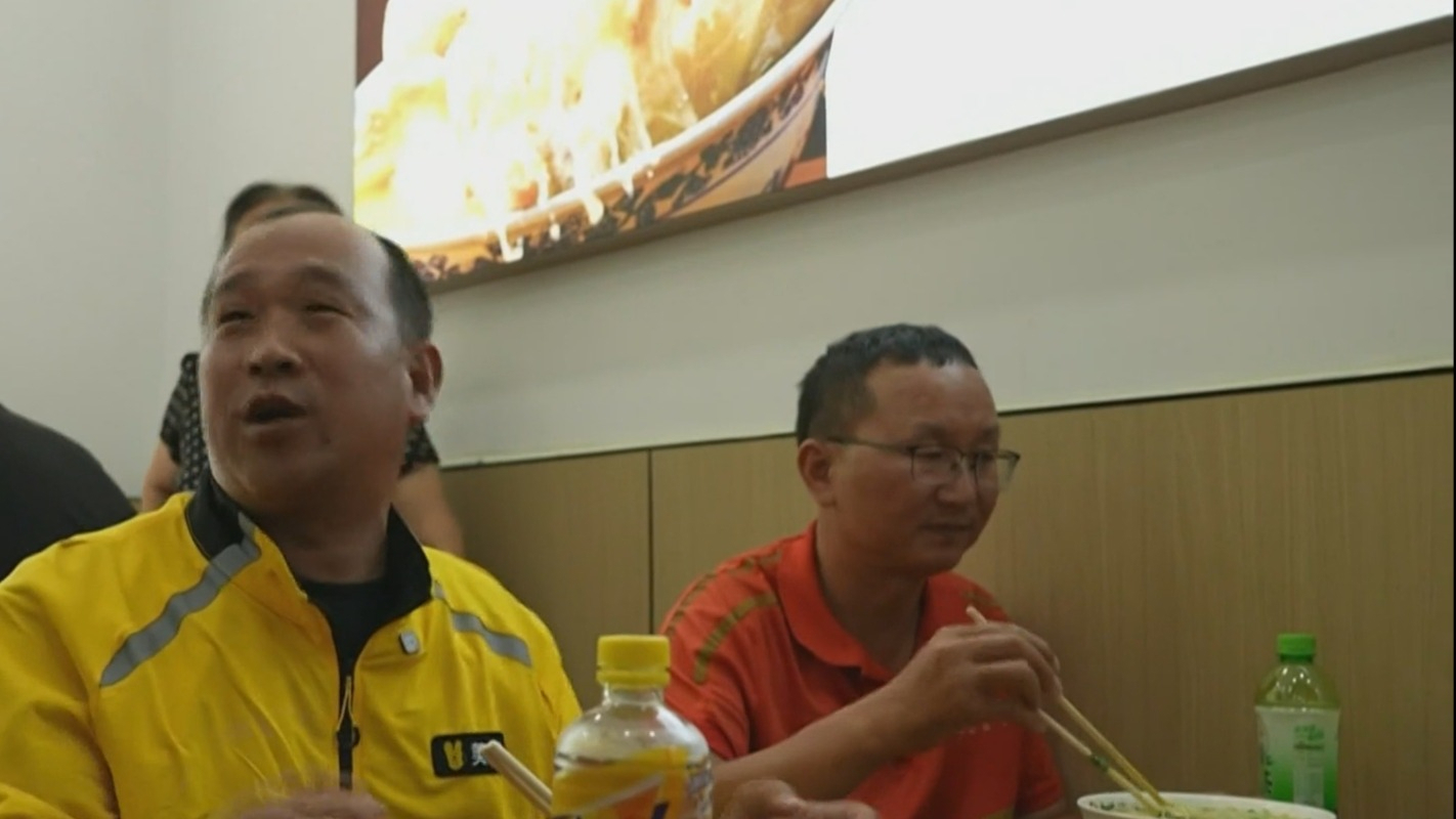 京华好风气丨9元一碗面 这家拉面馆把街角变成“暖心驿站”