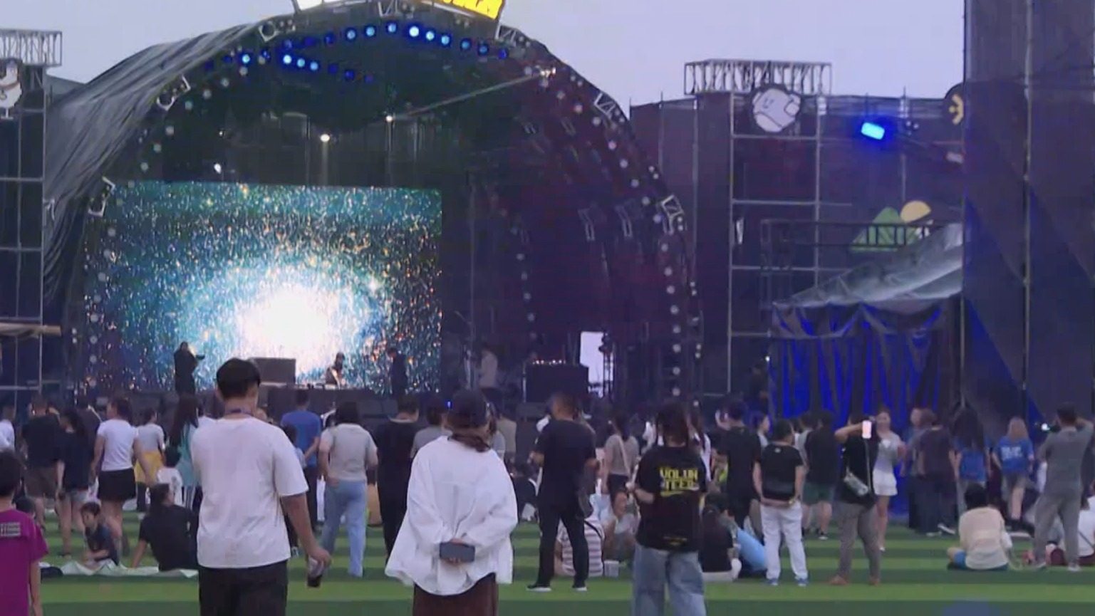 延庆区“超级晚”欢乐启幕 长城脚下夜色涌动蓬勃生机