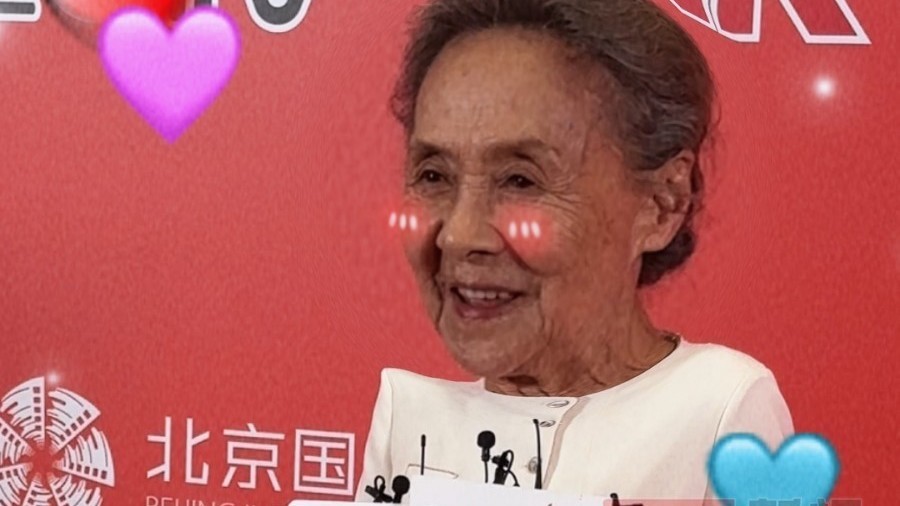 北影节闭幕式现场，吴彦姝优雅亮相依然很热爱舞台