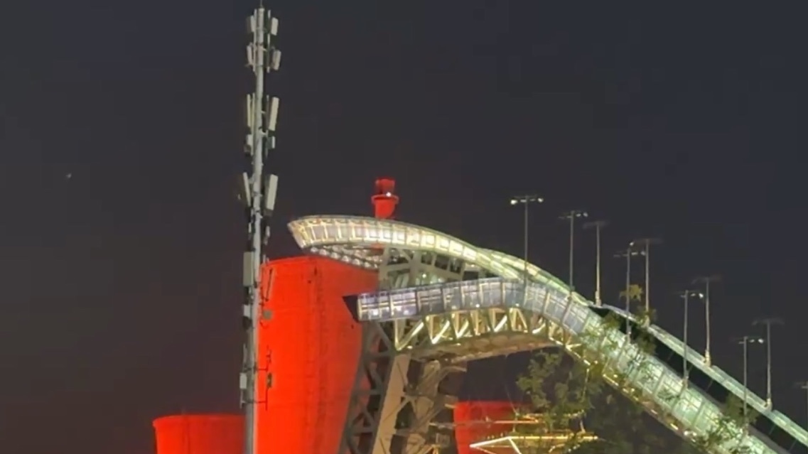 首钢园上线霓虹滤镜，钢铁骨架直接亮成赛博夜景