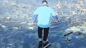 男孩在冰面玩耍跌入冰河中 男子营救时冰面破裂不慎落水 男孩在冰面玩耍跌入冰河中 男子营救时冰面破裂不慎落水