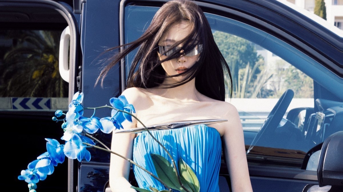 虞书欣现身戛纳出席相关活动，蓝色造型被网友称之为“蓝色妖姬”