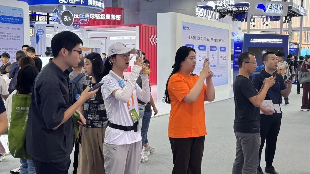 服贸会上观众都在房山这家企业展台前拍什么? 服贸会上观众都在房山这家企业展台前拍什么?