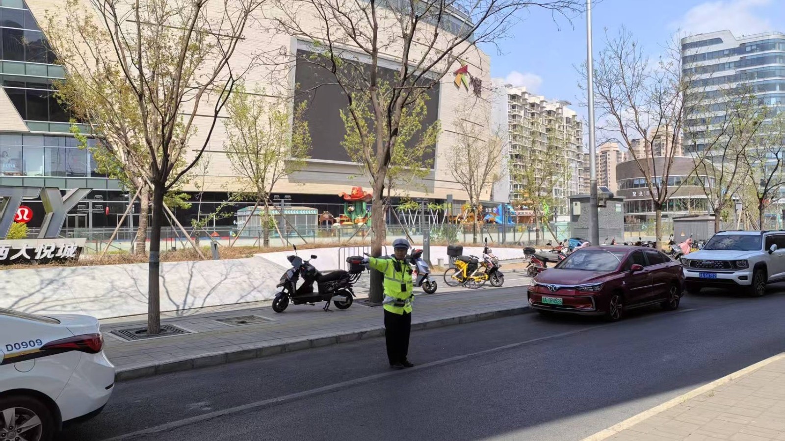 石景山刚刚有树倒了 交通民警忙处置 石景山刚刚有树倒了 交通民警忙处置