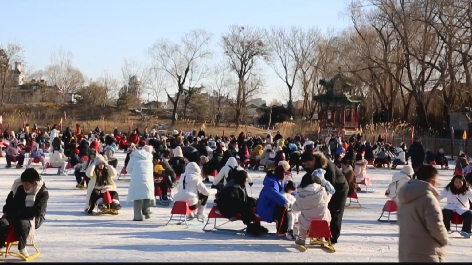 北京部分冰场开门迎客 滑冰乐趣多安全要注意 北京部分冰场开门迎客 滑冰乐趣多安全要注意