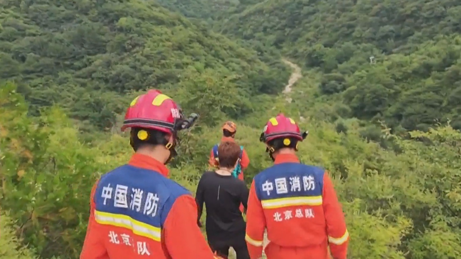 闻汛而动 筑牢防线｜气象多预警齐发仍进山 女子登山体力透支被困山顶