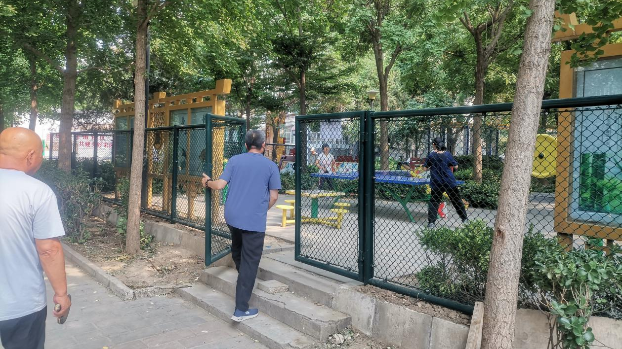 四处捡球太累人，社区接诉即办为乒乓球场地加装拦护网