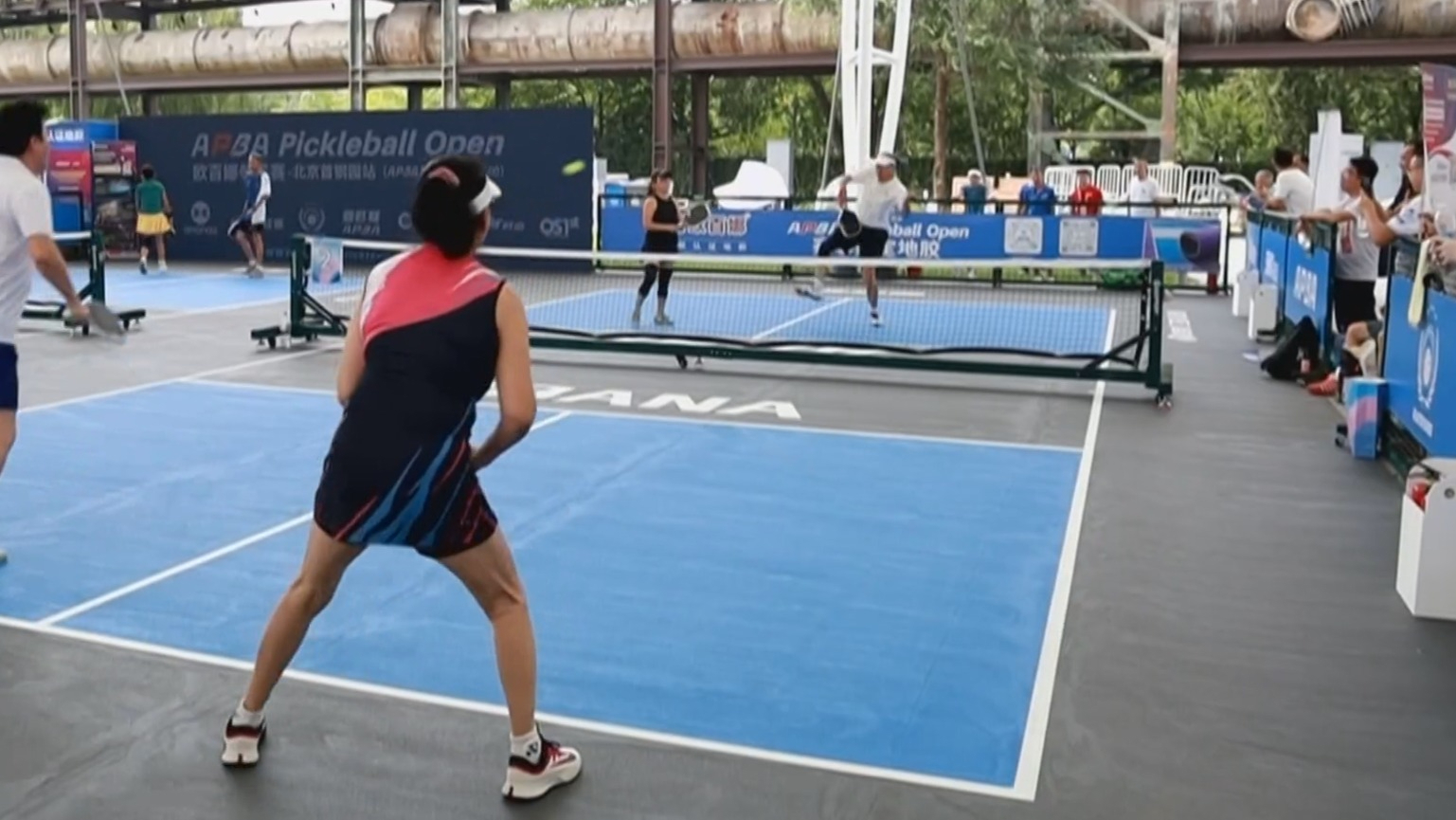 赛事经济+互动体验 体育服务展区点燃全民运动热情 赛事经济+互动体验 体育服务展区点燃全民运动热情